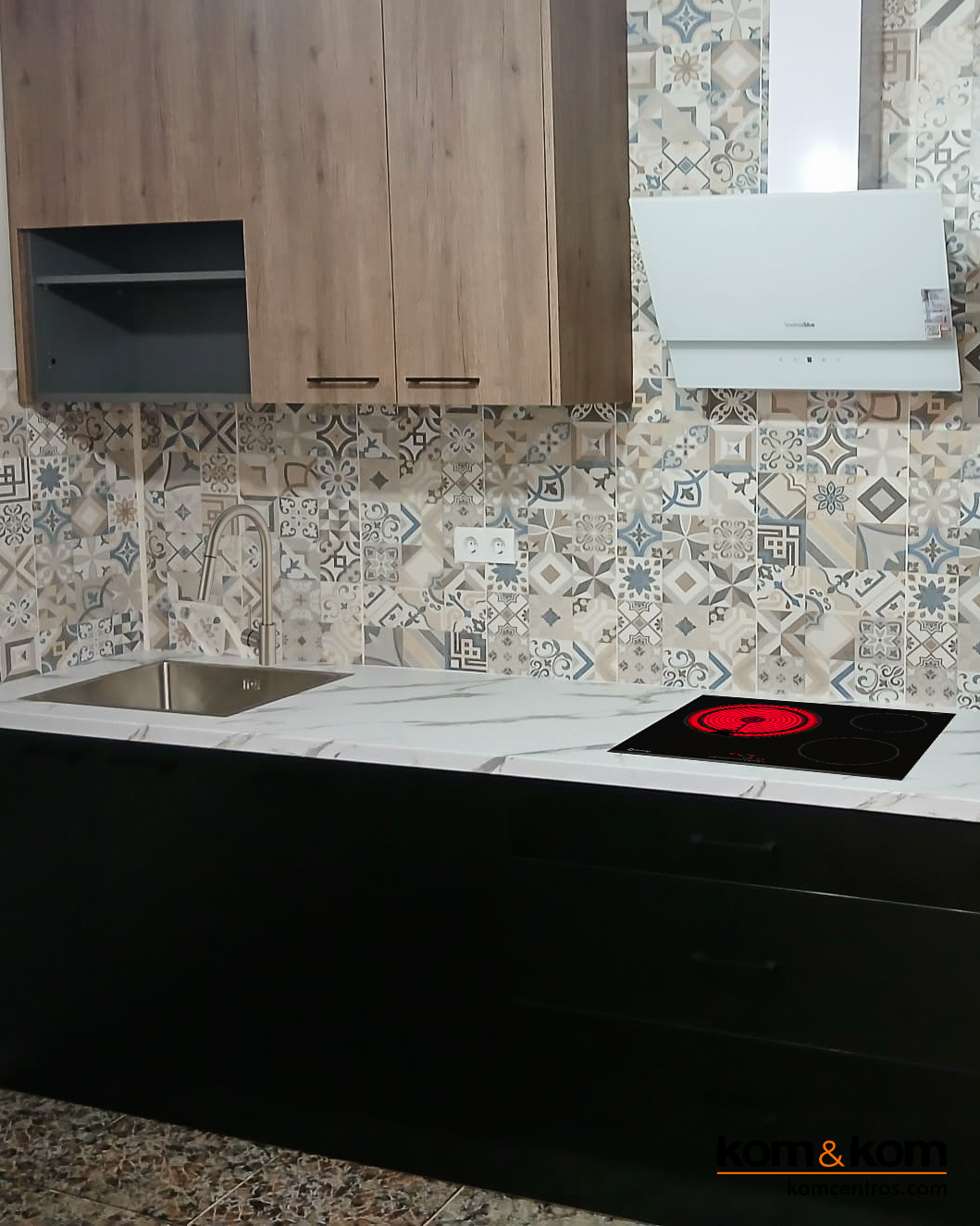 Cocina original: negro, madera y azulejos vintage